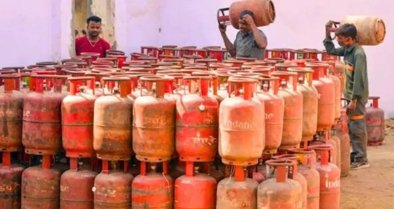 मुरादाबाद की 12 सोसायटियों में LPG बंद करने की तैयारी, 1500 घरों में अभी पाइपलाइन गैस नहीं
