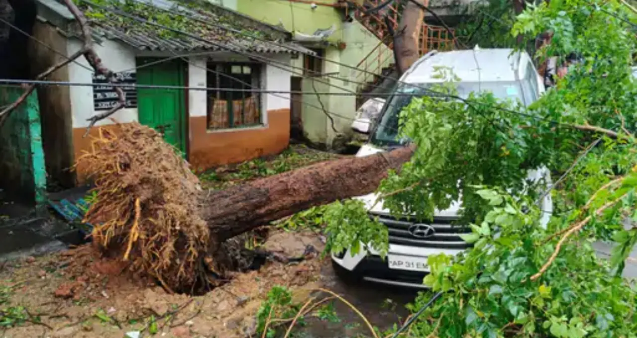 चक्रवात अर्नब से आंध्र प्रदेश में अलर्ट, उप्पाडा तट की सड़क क्षतिग्रस्त, सरकार ने शुरू कराया मरम्मत कार्य