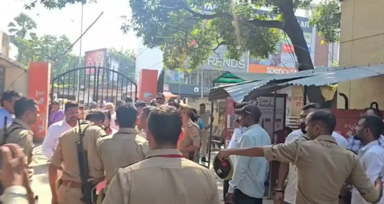 मतगणना स्थल पर भाजपा कार्यकर्ताओं का हंगामा, सपा पर अभद्रता का आरोप, पुलिस ने संभाला मोर्चा
