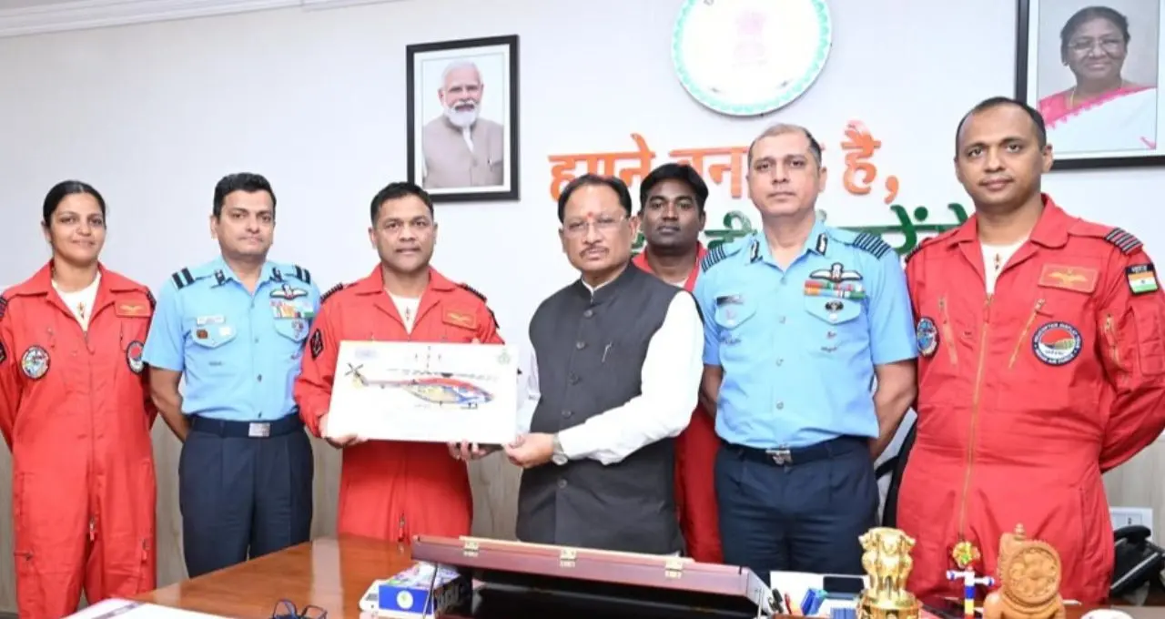 नवा रायपुर में 2 नवंबर को सारंग टीम का एयर शो, CM साय से मिले वायुसेना के पायलट
