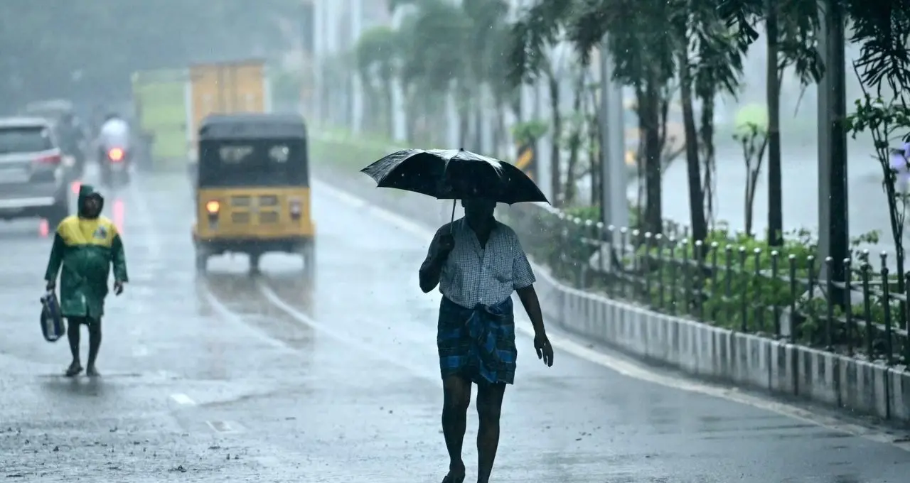 Cyclone Arnab Weather Update: বাংলায় অর্ণবের প্রভাব কতটা? বাড়ল তাপমাত্রা, আগামীকাল কোন কোন জেলায় বৃষ্টি, কবে পড়বে জাঁকিয়ে শীত?
