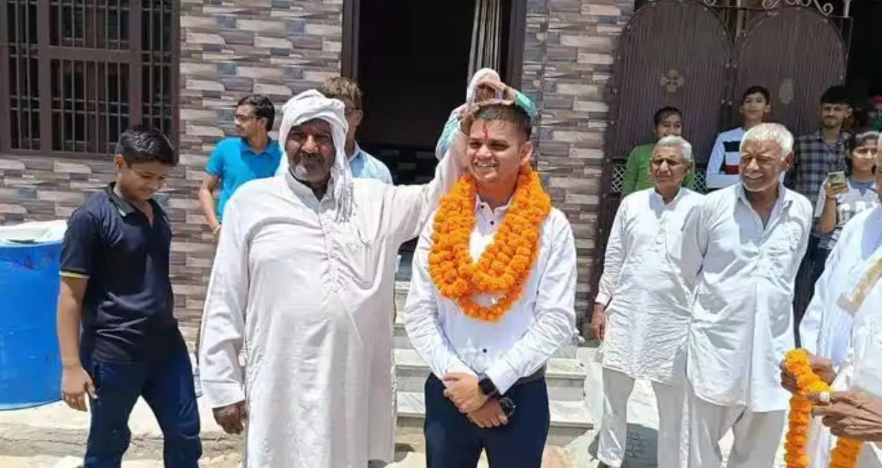 सरकारी नौकरी छोड़कर बिना कोचिंग पास किया UPSC, जानें गांव से IAS बनने तक का सफर

