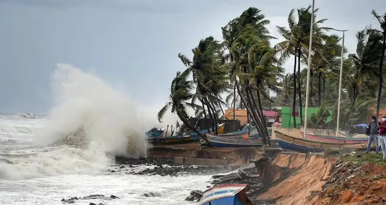 वाराणसी समेत पूर्वांचल में भारी बारिश, तेज हवाओं से धान और सब्जियों को नुकसान
