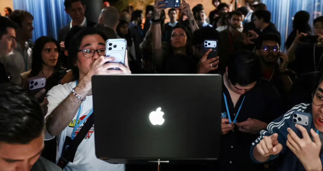 Apple ने लॉन्च किया पहला Touchscreen MacBook Pro, OLED डिस्प्ले और M5 चिप के साथ जानें कीमत
