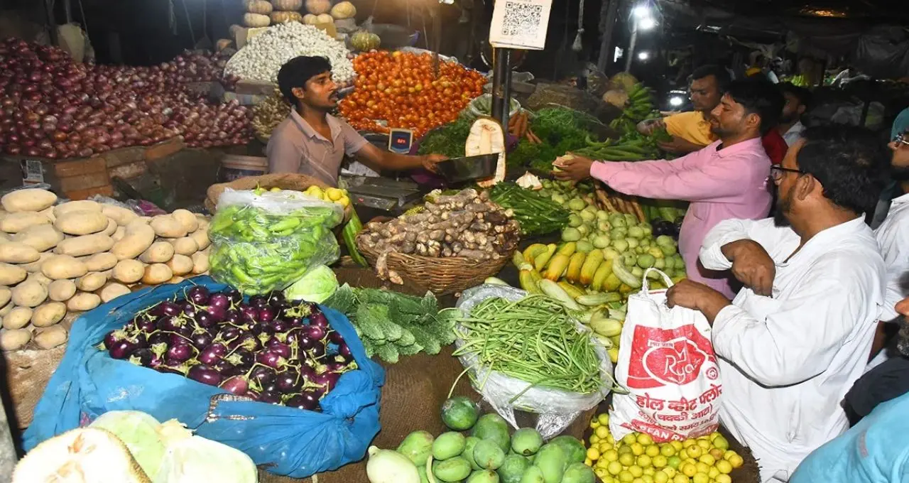 हांसी में सब्जियों की महंगाई से बिगड़ा घर का बजट, लहसुन 350 और प्याज 100 रुपये किलो पहुंचा
