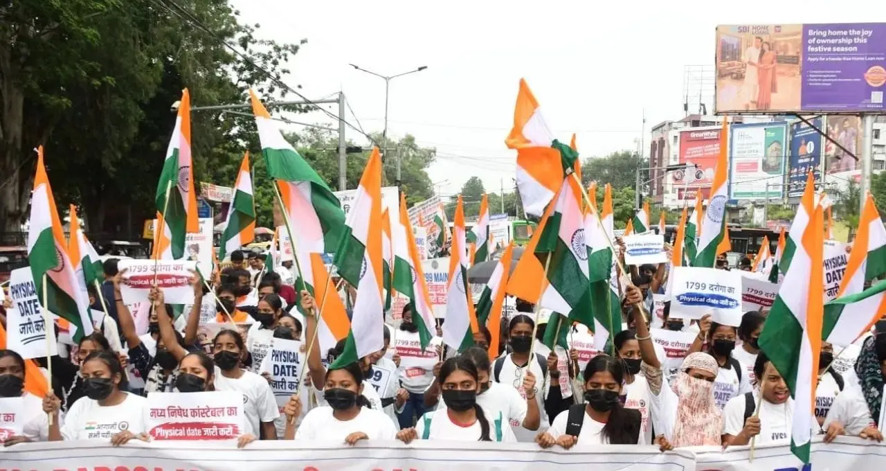 पटना में दरोगा अभ्यर्थियों का प्रदर्शन, सीएम आवास तक मार्च की तैयारी, सड़कों पर पुलिस तैनात
