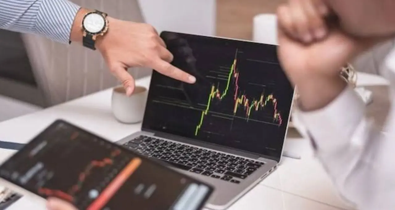 Stock Market Today: सेंसेक्स 905 अंक चढ़कर बंद, अडाणी पोर्ट्स और कोटक महिंद्रा बैंक में जोरदार तेजी
