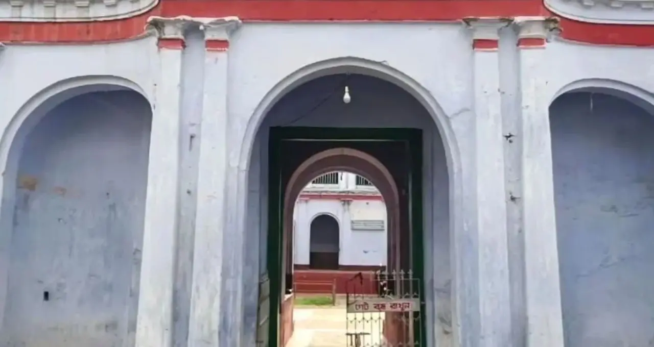 Offbeat Shantiniketan: সোনাঝুরি-কোপাই ছেড়ে এবার ঘুরে আসুন ৩০০ বছরের পুরনো জমিদার বাড়ি! মাত্র ৫ টাকায় মিলবে বনেদিয়ানার স্বাদ
