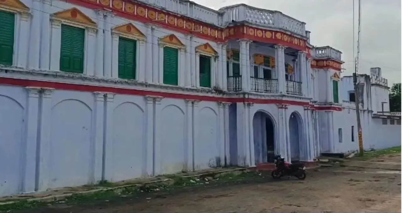 Offbeat Shantiniketan: সোনাঝুরি-কোপাই ছেড়ে এবার ঘুরে আসুন ৩০০ বছরের পুরনো জমিদার বাড়ি! মাত্র ৫ টাকায় মিলবে বনেদিয়ানার স্বাদ
