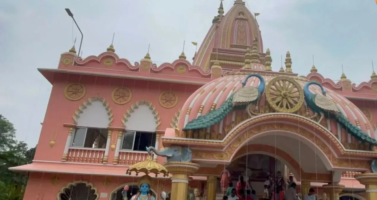 তারাপীঠ থেকে মাত্র ৭ কিলোমিটার দূরেই অপূর্ব বৈষ্ণব ধাম! নিরিবিলি পরিবেশে ঘুরে আসুন বীরচন্দ্রপুরের ইসকন মন্দির, রইল যাওয়ার রাস্তা ও ঠিকানা