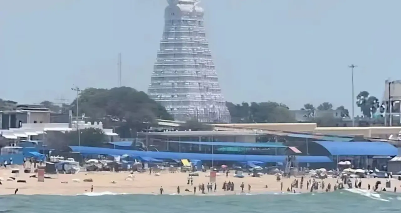  মন্দিরের সামনে থেকে ৭৫ ফুট পিছিয়ে গেল সমুদ্রের জল! জলের তলায় বেরিয়ে এল প্রাচীন পাথরের মূর্তি, সামনে এল ইতিহাসের অজানা রহস্য

