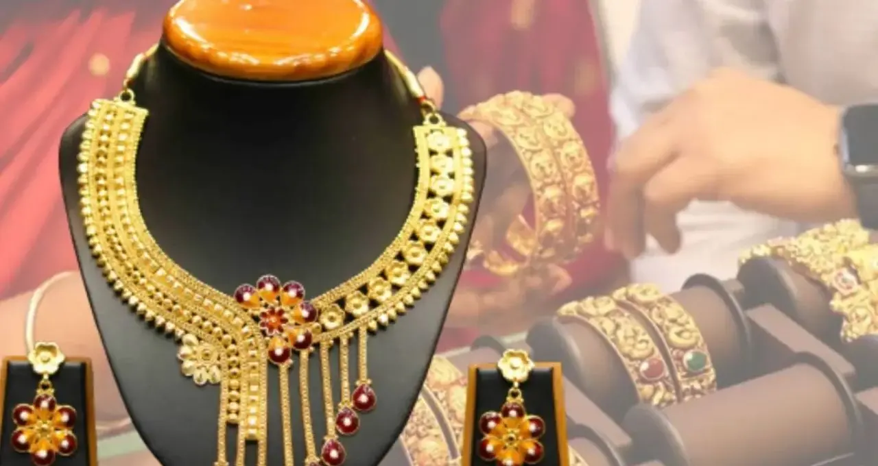 Gold Price Today: লক্ষ্মীবারে সোনার দামে স্বস্তি! কলকাতায় কমল ২২ ও ২৪ ক্যারেট সোনার দর, ১ গ্রাম কিনতে কত টাকা লাগবে? দেখে নিন নতুন দাম
