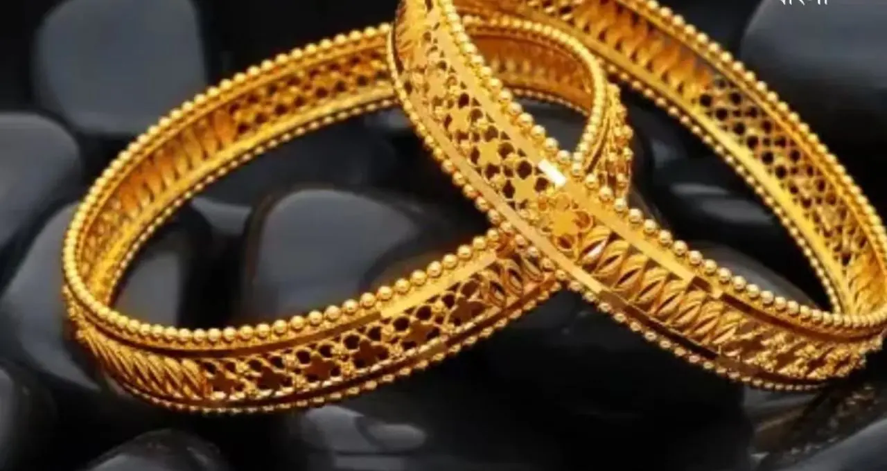 Gold Price Today: লক্ষ্মীবারে সোনার দামে স্বস্তি! কলকাতায় কমল ২২ ও ২৪ ক্যারেট সোনার দর, ১ গ্রাম কিনতে কত টাকা লাগবে? দেখে নিন নতুন দাম
