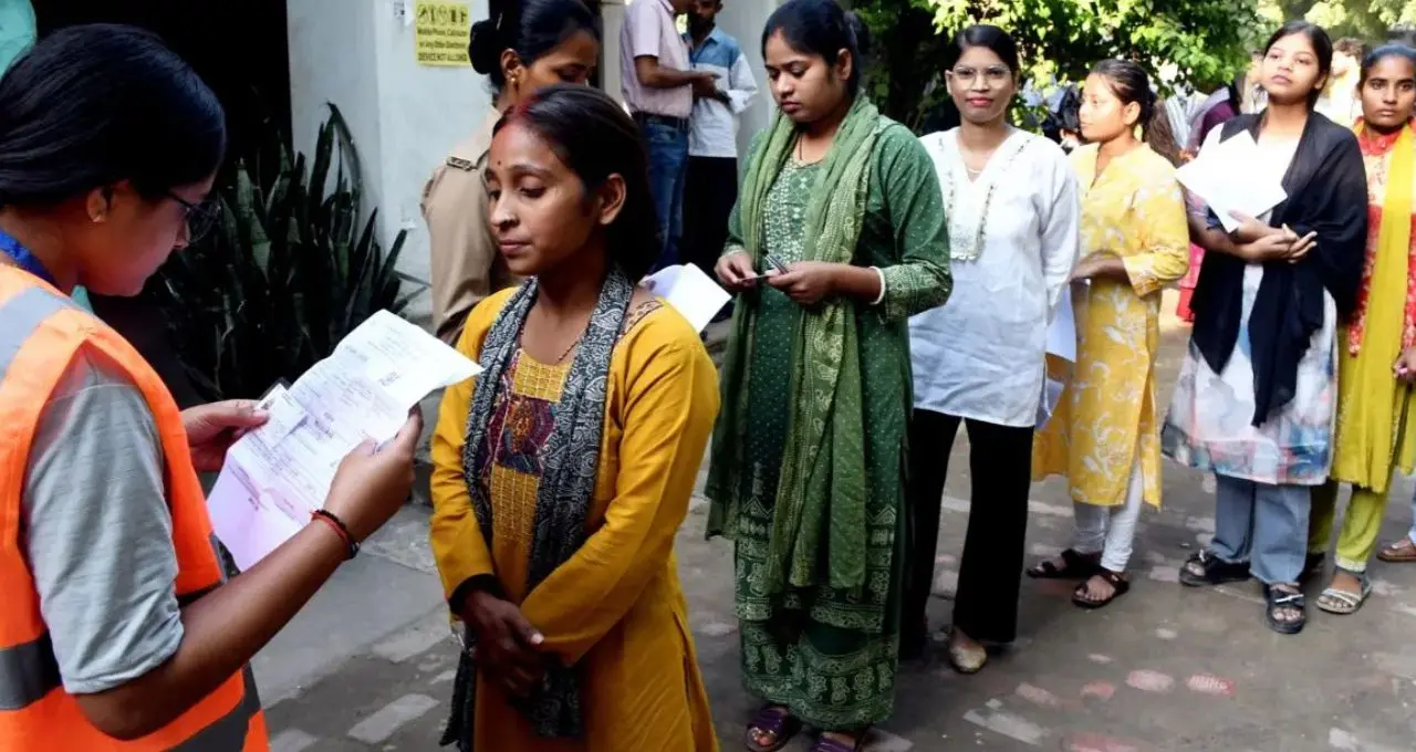 UP PET Exam 2026: यूपी के 60 जिलों में परीक्षा शुरू, बायोमेट्रिक जांच के बाद एंट्री, बारिश से बढ़ी परेशानी
