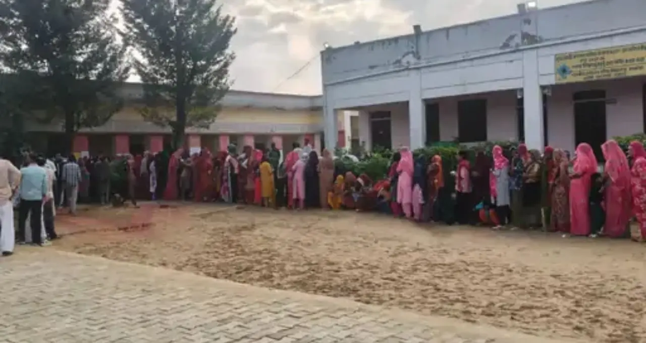 झुंझुनूं पंचायत चुनाव में सुबह 10 बजे तक 21.43% मतदान, सूरजगढ़ सबसे आगे; बूथों पर महिलाओं की भीड़
