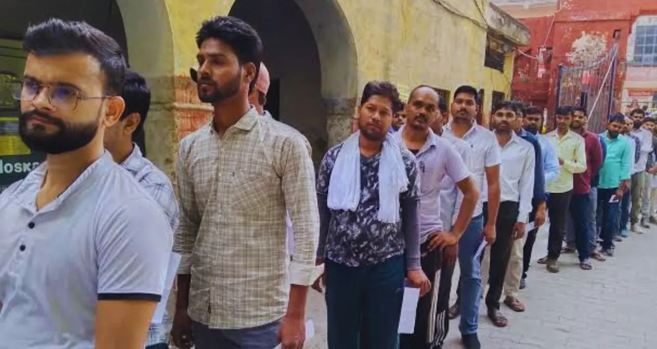  अलीगढ़ में कड़ी सुरक्षा के बीच पीईटी परीक्षा शुरू, हर पाली में 19 हजार से ज्यादा अभ्यर्थी
