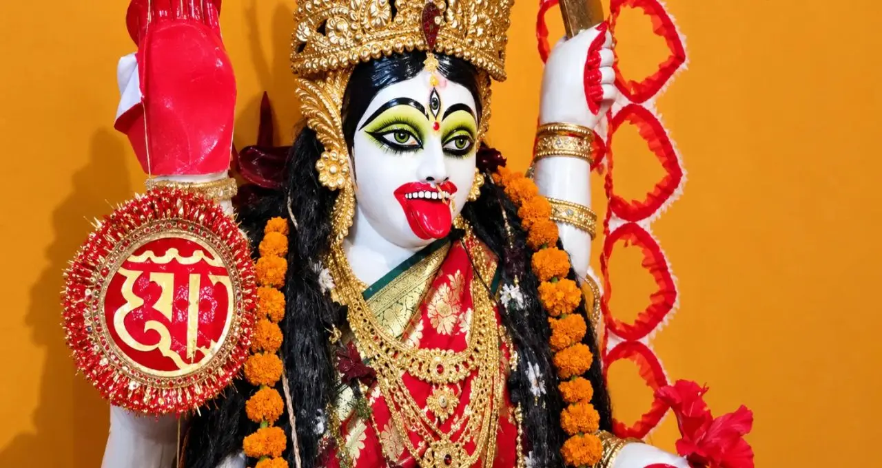 White Kali Idol: কালো নয়, ধবধবে সাদা রূপে পূজিতা মা কালী! স্বপ্নাদেশে শুরু হয়েছিল আরাধনা, কুলটির এই মন্দিরে আজও ভিড় জমান ভক্তরা