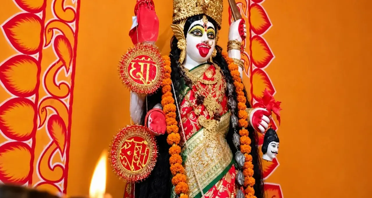 White Kali Idol: কালো নয়, ধবধবে সাদা রূপে পূজিতা মা কালী! স্বপ্নাদেশে শুরু হয়েছিল আরাধনা, কুলটির এই মন্দিরে আজও ভিড় জমান ভক্তরা