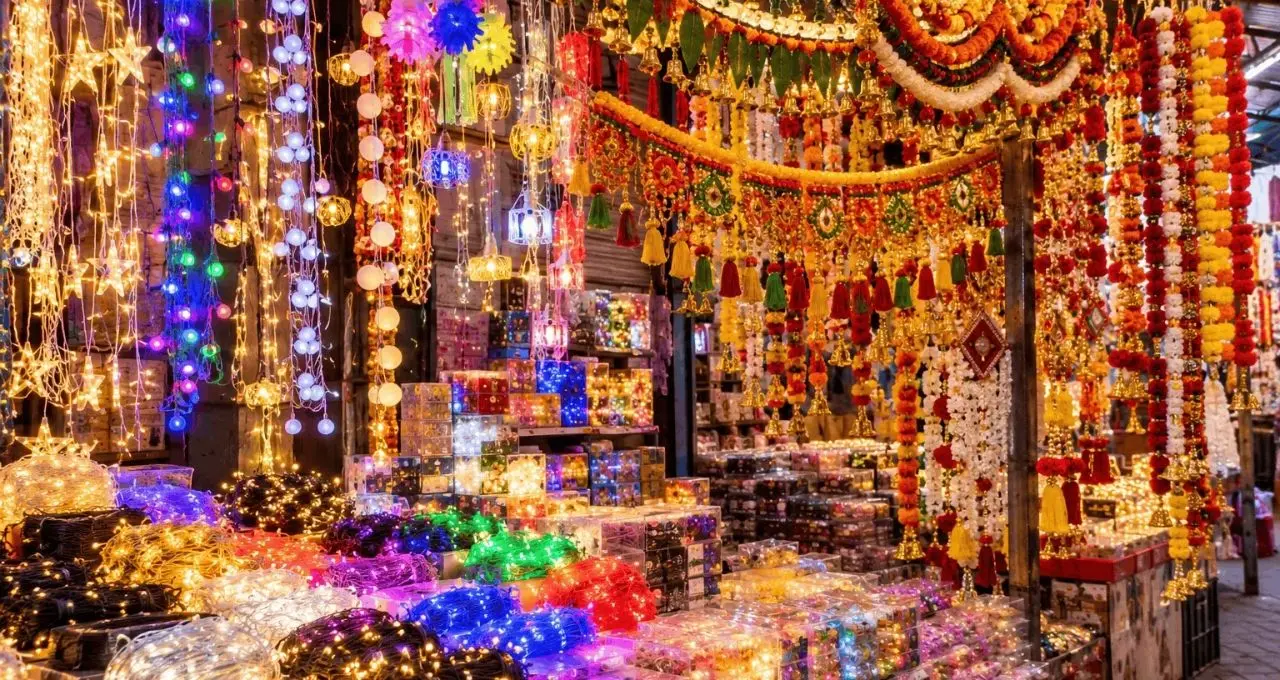Diwali Celebration Around the World: ভারত ছাড়াও এই ৫ দেশে ধুমধাম করে পালিত হয় দীপাবলি! কোথাও কুকুরের পুজো, কোথাও আলোয় সাজে গোটা শহর

