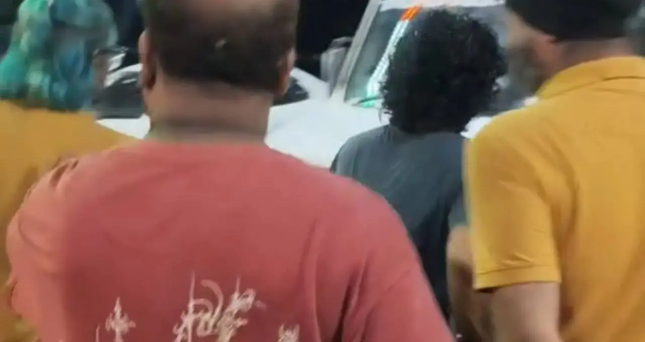 Arijit Singh Viral Video: মধ্যরাতে ধাবা থেকে বেরোতেই ভক্তদের ভিড়! সেলফির আবদার এড়িয়ে রীতিমতো দৌড় অরিজিৎ সিংয়ের, ভাইরাল ভিডিও ঘিরে বিতর্ক
