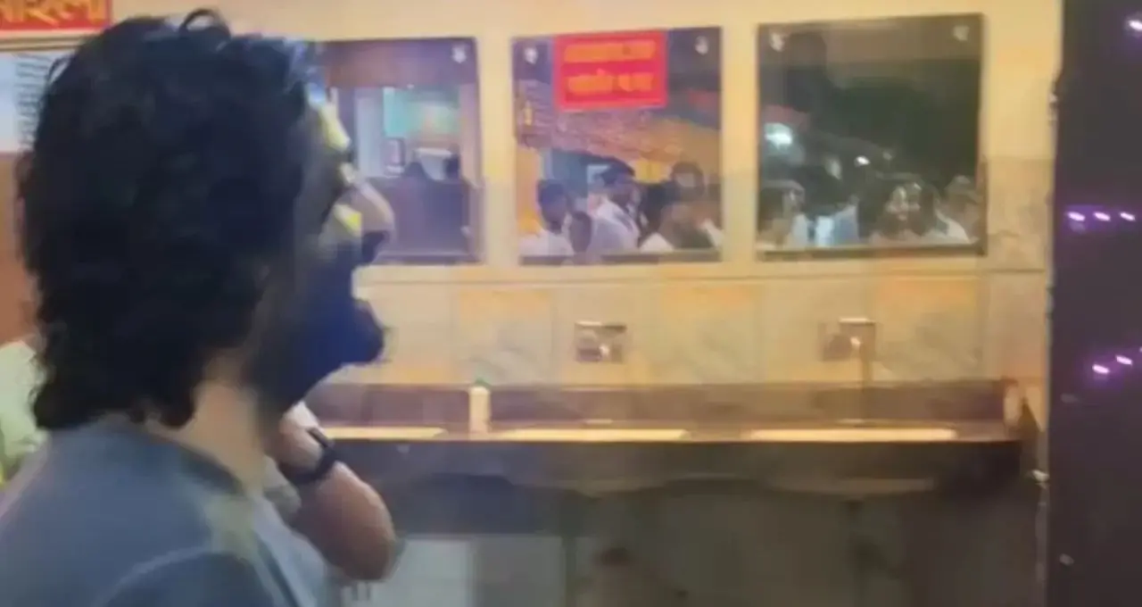 Arijit Singh Viral Video: মধ্যরাতে ধাবা থেকে বেরোতেই ভক্তদের ভিড়! সেলফির আবদার এড়িয়ে রীতিমতো দৌড় অরিজিৎ সিংয়ের, ভাইরাল ভিডিও ঘিরে বিতর্ক
