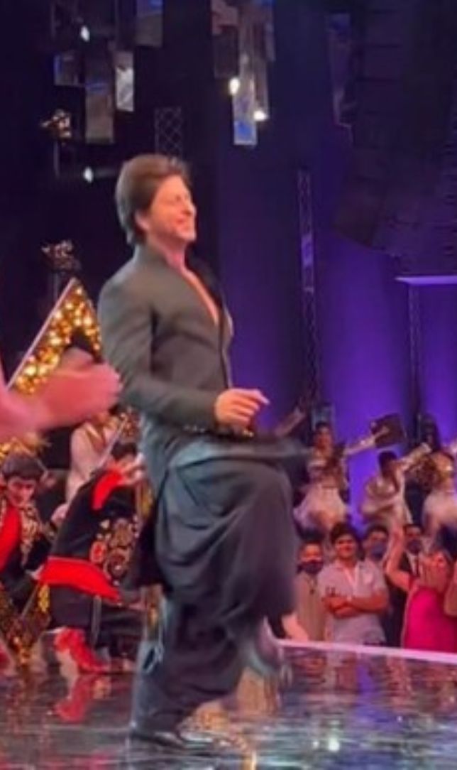 अंबानी कल्चरल इवेंट में शाहरुख खान की दमदार परफॉर्मेंस: