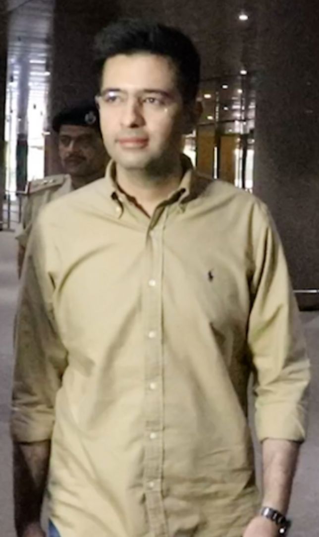 मुंबई एयरपोर्ट पर फिर साथ नजर आए राघव-परिणीति