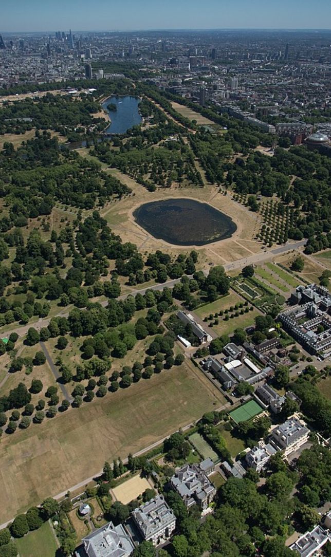 ब्रिटेन में यात्रा करने के लिए शीर्ष 5 स्थानों में से एक, हाइड लंदन के चार शाही पार्कों में से एक है