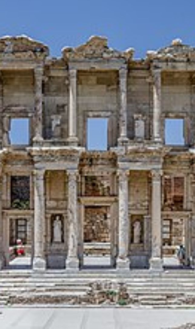 इफिसुस का शक्तिशाली खंडहर विशाल स्मारकों और संगमरमर के स्तंभों वाली सड़कों का शहर है