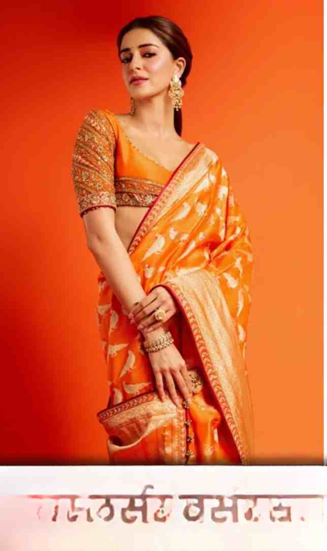 बसंत की शुरुआत से पहले खरीद लें ये खूबसूरत फ्लोरल साड़ियां