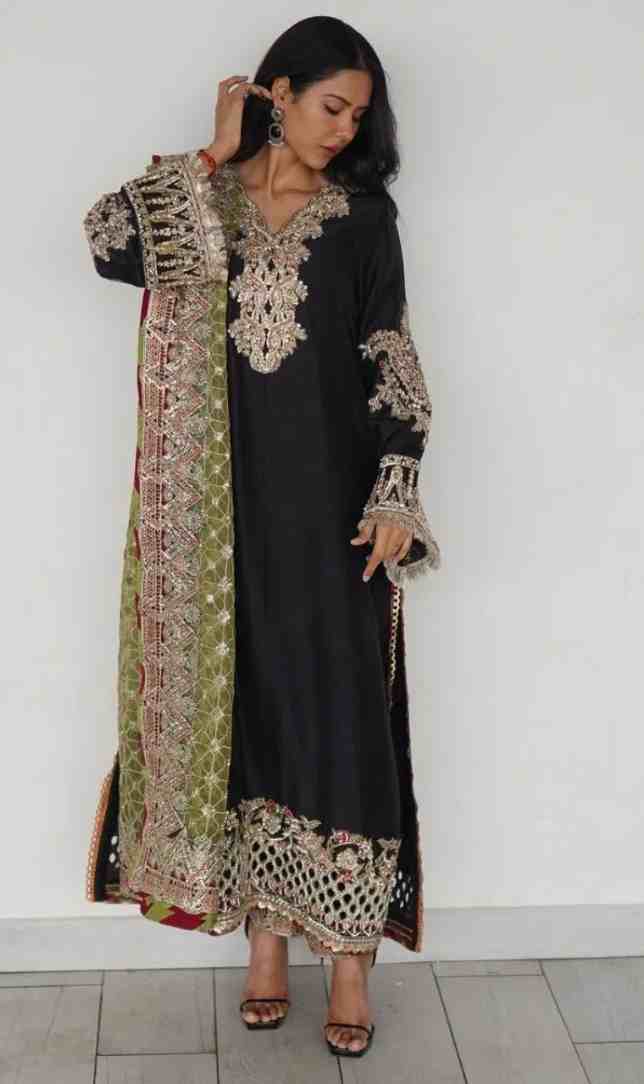 लोहड़ी 2026: सोनम बाजवा के स्टाइलिश सूट आइडियाज