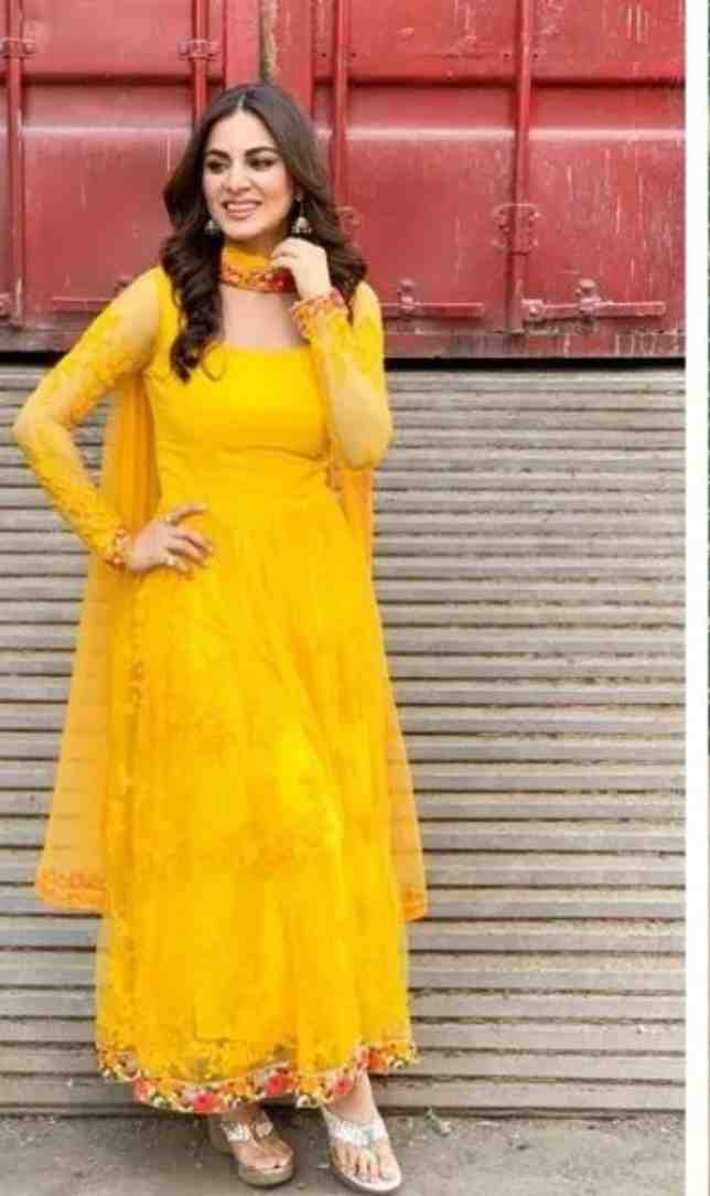 बसंत पंचमी पर पहनें येलो सूट, सादगी में दिखेगा सबसे स्टाइलिश लुक