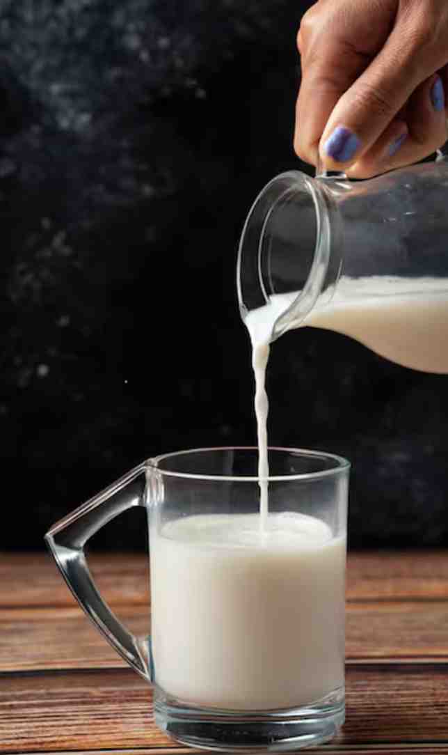 दूध से सेहत या साइड इफेक्ट? जानिए हर किसी के लिए क्यों सही नहीं दूध