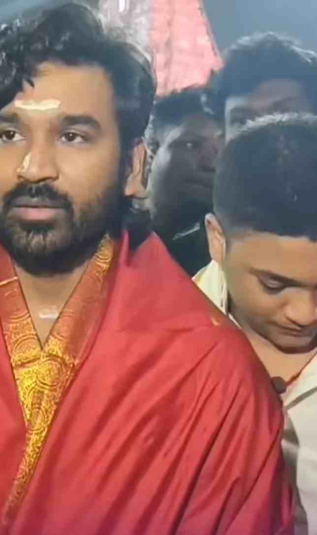 तिरुपति मंदिर में धनुष, भीड़ से पिता को बचाते दिखे बेटे