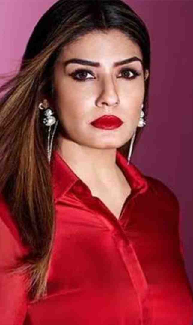 Raveena Tandon ने प्रचार किया, लेकिन वोटिंग से गायब रही