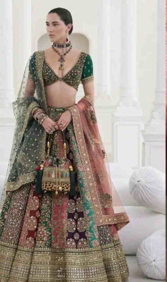 अनुष्का से करिश्मा तक, सब्यासाची लहंगे में एक्ट्रेस का रॉयल अंदाज