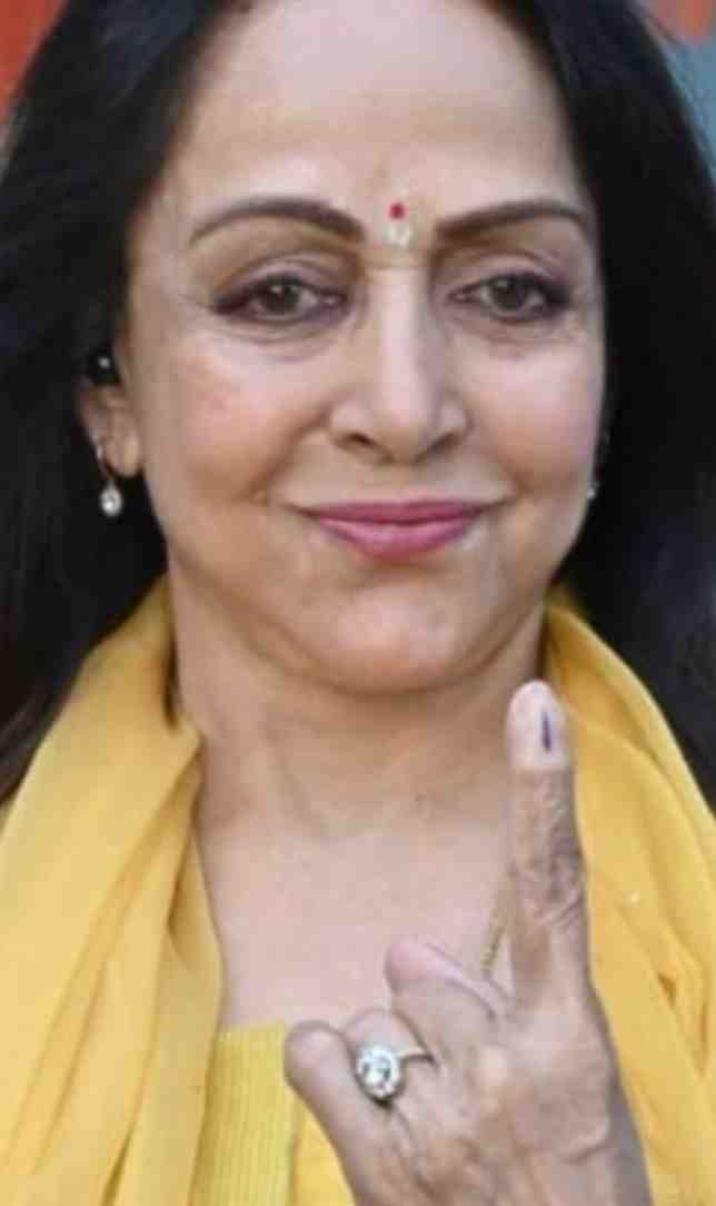 हेमा मालिनी का ट्रोल्स को जवाब, पैपराजी के सामने मुस्कुराईं और बोलीं अब शिकायत मत करना