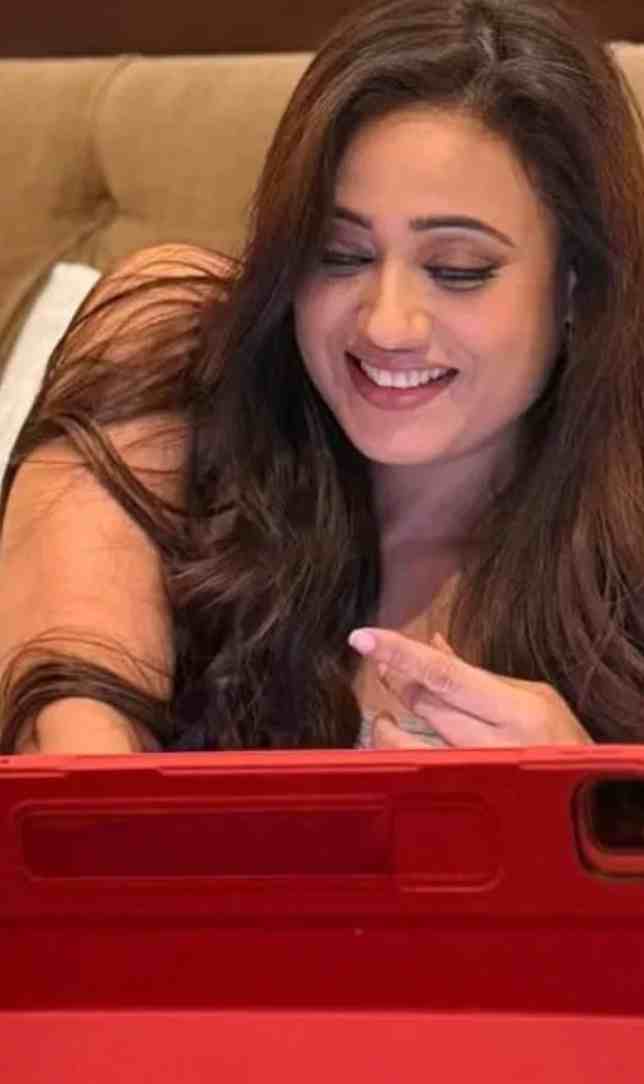 बेडरूम में चिल मोड, हाथ में किताब और स्क्रीन पर धुरंधर