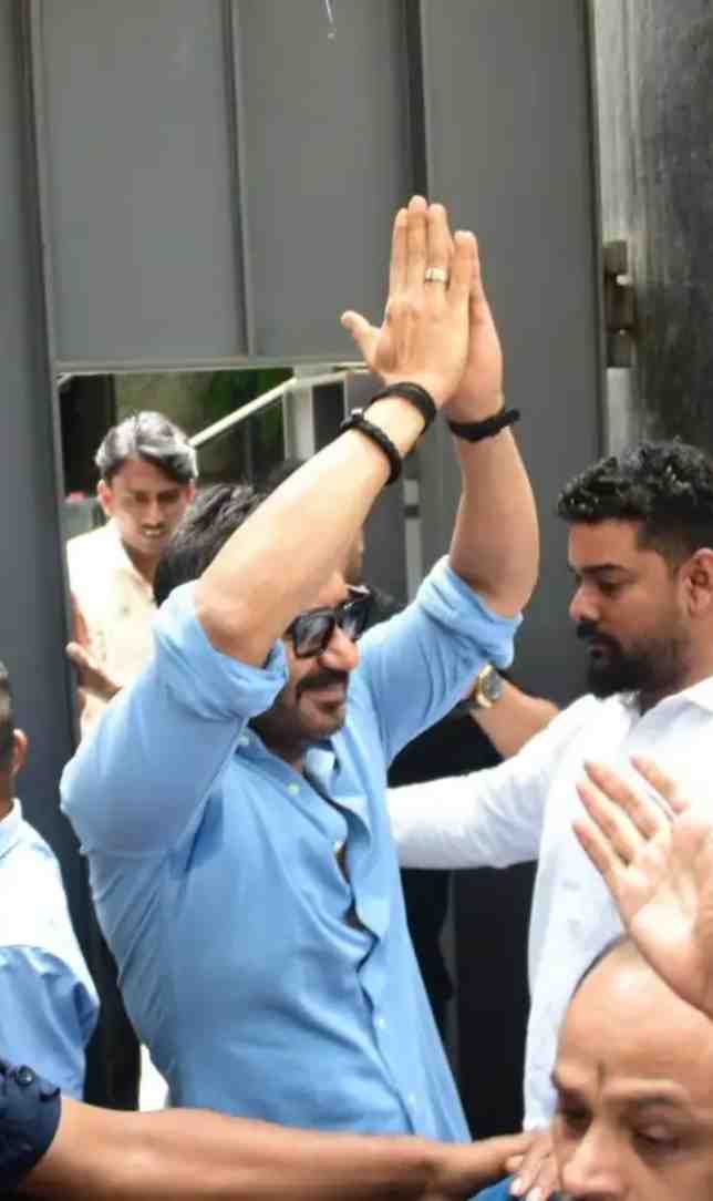 अजय देवगन ने 57वां बर्थडे फैंस संग मनाया