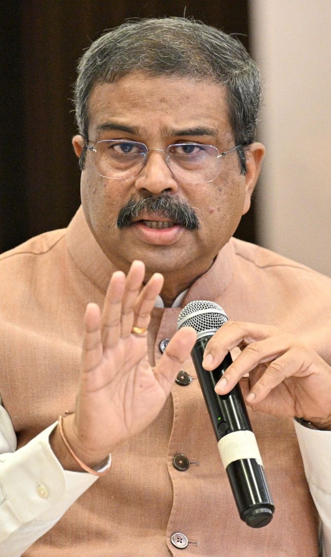 धर्मेंद्र प्रधान के इस्तीफे पर बॉलीवुड का रिएक्शन, सितारों ने छात्रों को दी बधाई