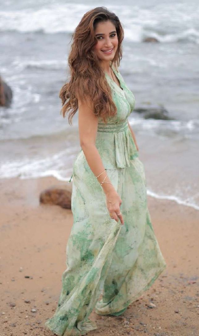 राशा थडानी का Beach Look हुआ वायरल, महेश बाबू के भतीजे संग करेंगी तेलुगु डेब्यू
