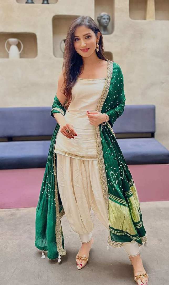 क्रीम सूट और हरे बंधेज दुपट्टे में छाईं डोनल बिष्ट, देसी लुक से जीता फैंस का दिल