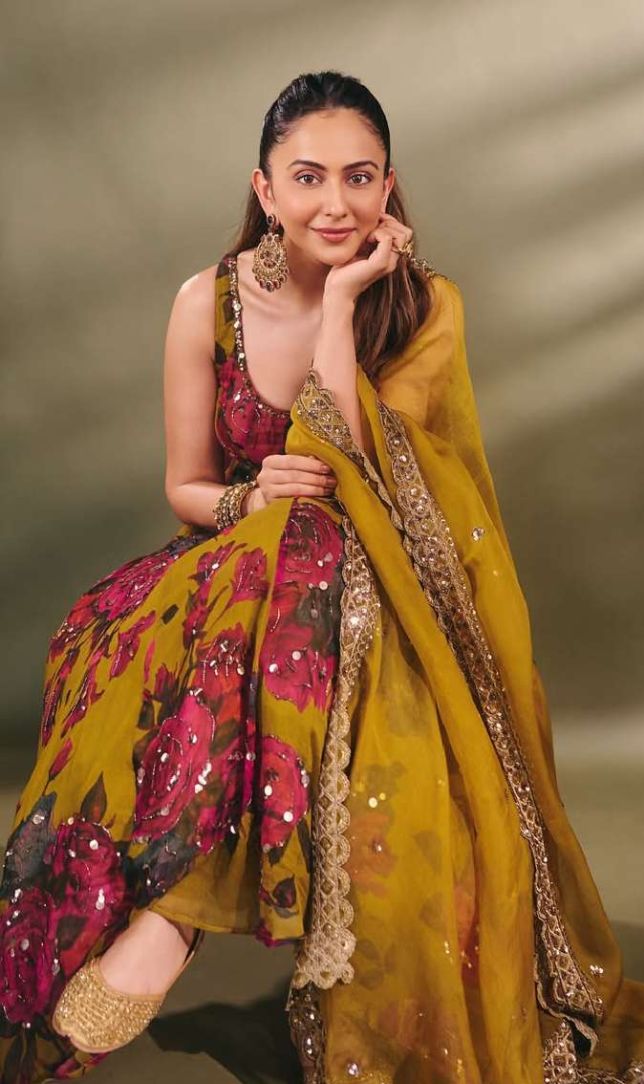 यलो अनारकली में Rakul Preet Singh का देसी जलवा, शूर्पणखा के लुक ने जीता फैंस का दिल