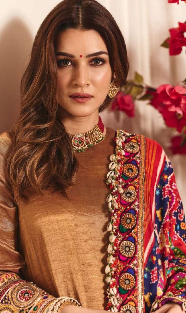 कृति सेनन के रॉयल एथनिक लुक ने जीता दिल, रंग-बिरंगे दुपट्टे पर टिकी नजरें