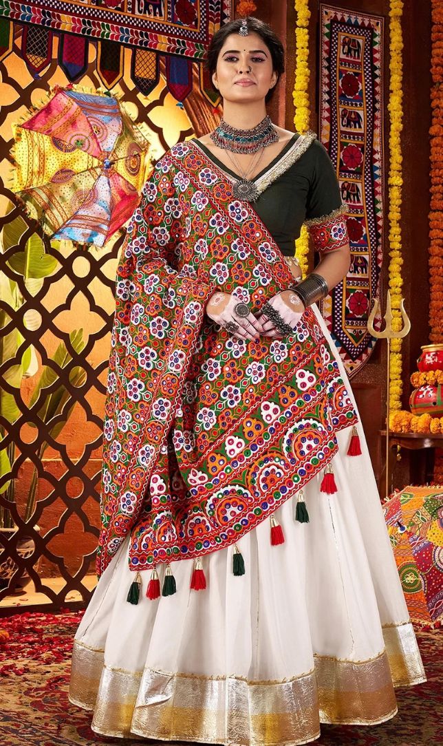 Navratri Special Dandiya Outfits: 6 स्टाइलिश लुक्स जो गरबा नाइट में मचाएंगे धमाल