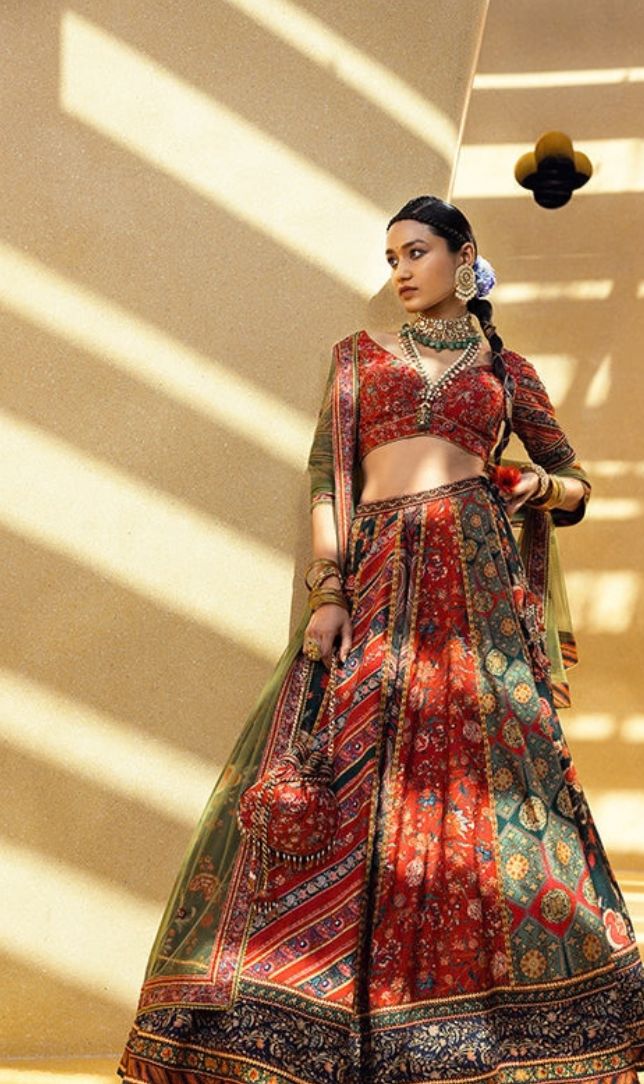 नवरात्रि स्पेशल: गरबा नाइट के लिए ट्राई करें ये 6 स्टाइलिश ट्रेडिशनल आउटफिट्स 💃✨